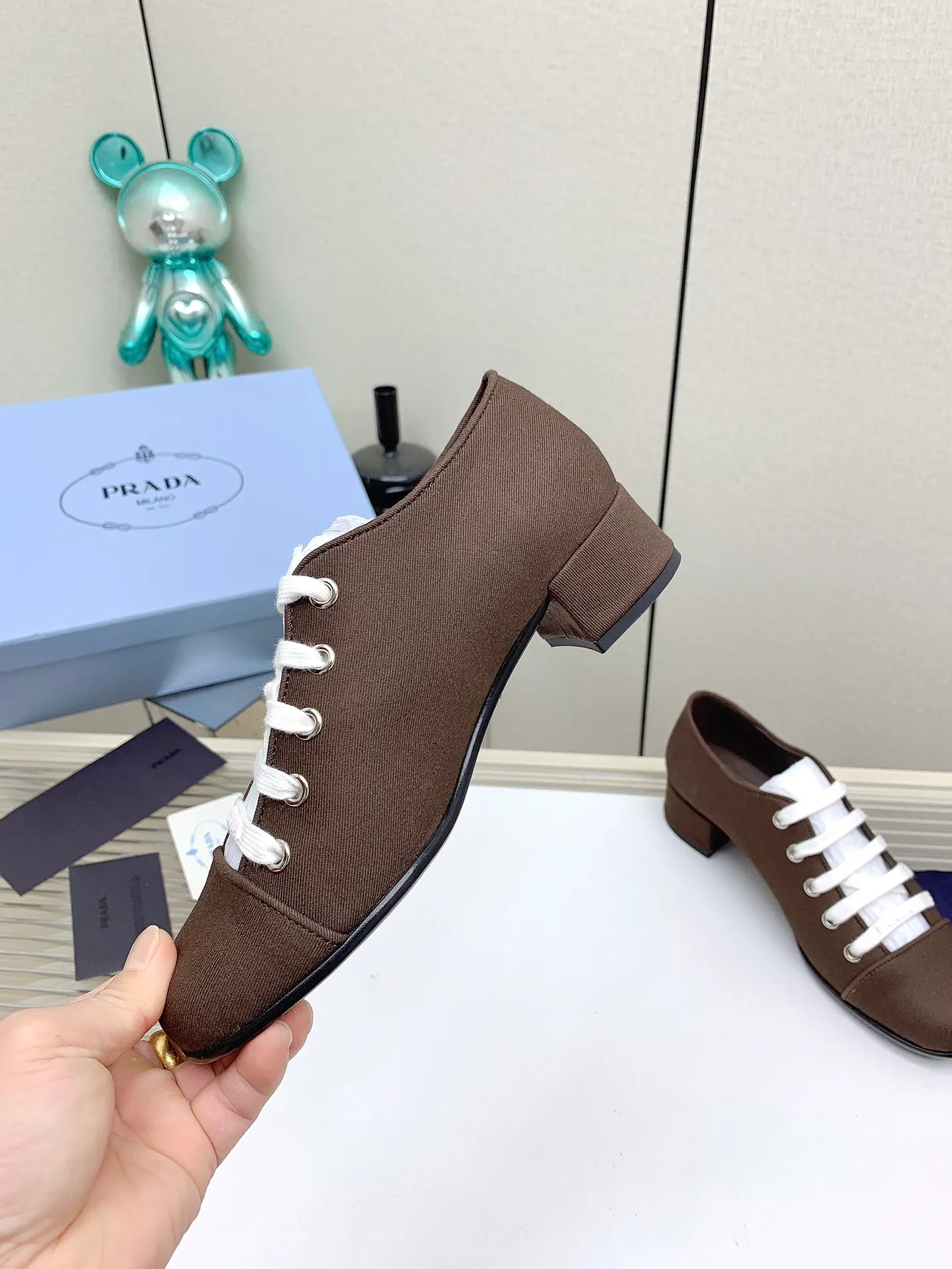 👟👟Ex-factory price 620👟👟 (Higher version) Prada 25/Spring and Summer Catwalk New lace-up hollow shoelace Mary Jane thick heel shoes This year’s lace-up element is super popular and really fashionable. I am obsessed with the appearance and comfort! The salty or sweet doll head design is full of girlishness. It is retro and playful yet elegant. The key is that it is easy to wear. ✔️Upper: original customized fabric ✔️Inner: sheepskin ✔️Outsole: genuine leather outsole imported from Italy ✔️Size: #35-41 (40.41 custom-made, non-refundable)